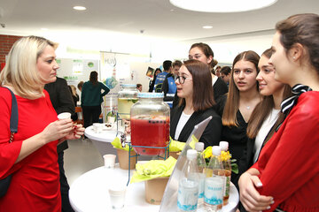 LRin Mag.a Daniela Winkler mit Schülerinnen der HLW Theresianum Eisenstadt, die mit ihrer Übungsfirma im Lebensmittelhandel tätig waren