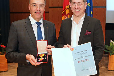 Bürgermeister außer Dienst Mag. (FH) Christian Vlasich (Lockenhaus) mit Landesrat Dr. Leonhard Schneemann, der ihm das Goldene Ehrenzeichen überreichte.