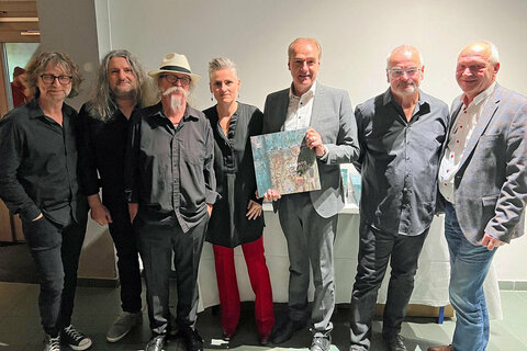 Landesrat Dr. Leonhard Schneemann (3.v.r.) besuchte die Premiere des Konzertes von Peter Wagner, Eveline Rabold und Rainer Paul im Offenen Haus Oberwart.