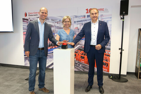 Drückten den Startknopf für die Inbetriebnahme der neuen Mehrwegglaslinie: v.l. Herbert Bauer, General Manager Coca-Cola HBC Österreich, BM Leonore Gewessler, LR Leonhard Schneemann