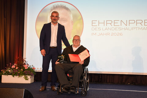 „Ehrenpreis des Landeshauptmannes“: Sportlandesrat Heinrich Dorner mit dem ehemaligen Rollstuhl-Leichtathleten Georg Tischler