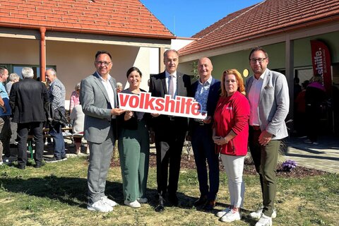 Thomas König, Präsident der Volkshilfe Burgenland, Melanie Piskernik, Geschäftsführerin der SOWO Burgenland GmbH, Soziallandesrat Leonhard Schneemann, Bürgermeister Roman Jandrisevits (Gersersdorf-Sulz) und Bürgermeister Jürgen Dolesch (Stegersbach) mit einer Mitarbeiterin bei der Eröffnung des Pflegestützpunktes Gerersdorf-Sulz im Ortsteil Rehgraben.