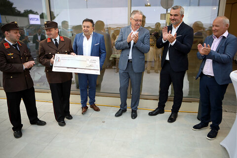 Im Zuge der Eröffnung wurde der Freiwilligen Feuerwehr Stoob ein Scheck von 2.000 Euro übergeben.