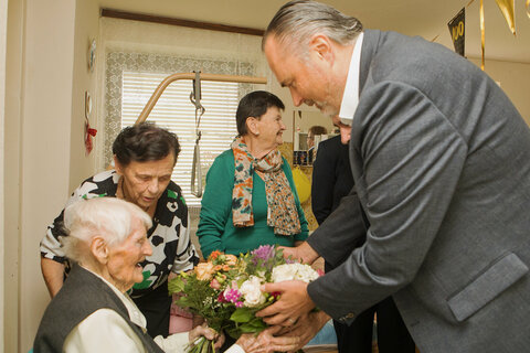 Landeshauptmann Hans Peter Doskozil gratulierte Hermine Schneller zum 100. Geburtstag.