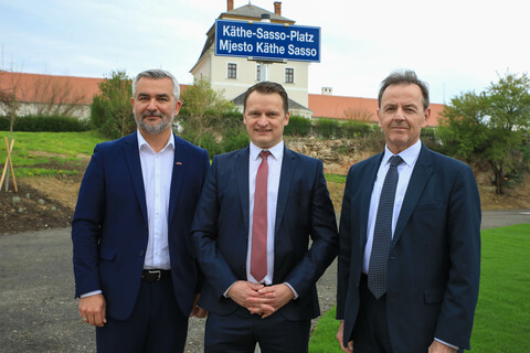 Landesrat Mag. Heinrich Dorner, Bürgermeister  Mag. (FH) Martin Karall und LWK Burgenland Präsident DI Nikolaus Berlakovich und bei der feierlichen Eröffnung des Käthe-Sasso-Platzes
