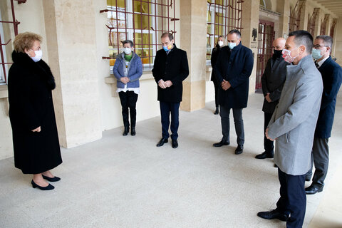 Landtagspräsidentin Verena Dunst, Landeshauptmann Hans Peter Doskozil, Landesrat Leonhard Schneemann, Robert Hergovich, Markus Ulram, Georg Rosner und Regina Petrik bei der Kranzniederlegung vor dem Landhaus.