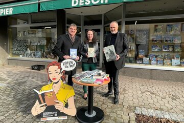Kulturreferent Landeshauptmann Mag. Hans Peter Doskozil (r.) gemeinsam mit Mag.a Silke Rois, Vorsitzende des Landesverbandes Bibliotheken Burgenland (Mitte), und Gunter Desch-Drexler, Vorsitzender der Fachvertretung der Buch- und Medienwirtschaft Burgenland (l.), vor der Buchhandlung Desch-Drexler in Pinkafeld. Rois und Desch-Drexler gehörten der „Academy“ an, die die Auswahl der Bücher für den Burgenländischen Buchpreis 3 x 7 traf. Bildquelle: Landesmedienservice Burgenland