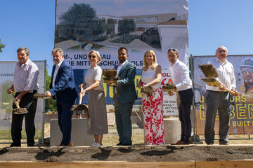 Dir. Lorenz Pridt (ehemaliger Direktor der MS Gols), Bildungsdirektor Alfred Lehner, Dir.in Petra Beck (MS Gols), Bildungslandesrätin Daniela Winkler, Bgm. LAbg. Kilian Brandtätter (Gols), GF Thomas Rosner (PEB - Projektentwicklung Burgenland) und Altbürgermeister Hans Schrammel (ehemaliger Direktor der MS Gols)