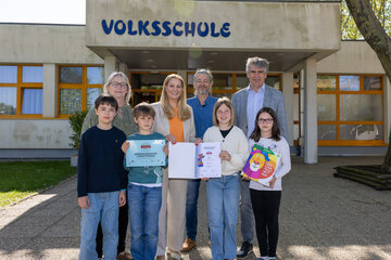 Michaela Wohlfart (Bürgermeisterin Podersdorf am See), Landesrätin Daniela Winkler, Stefan Haider (Direktor VS Podersdorf am See), Werner Zwickl (SQM Bildungsdirektion Burgenland) mit Kindern der Volksschule Podersdorf am See.