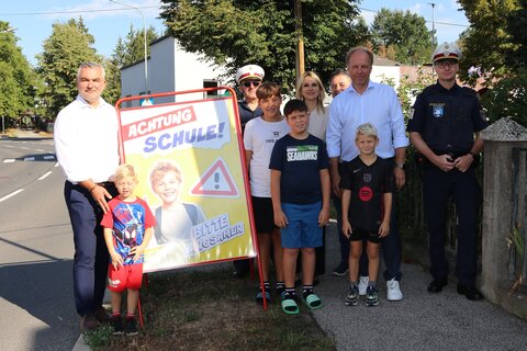 Verkehrslandesrat Heinrich Dorner, Bruno Stutzenstein, Bürgermeister von Stoob, Vertreter der AUVA und der Polizei setzen gemeinsam mit den Kindern ein Zeichen für sichere Schulwege.