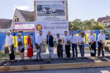 Gruppenbild vom Spatenstich für den Um- und Zubau des Feuerwehrhauses Illmitz: (v.l.) Bezirksfeuerwehrkommandant Anton Kandelsdorfer, Josef Haider, Obmann Volkstanzgruppe Illmitz, 1. Vizebürgermeisterin Heidemarie Galumbo, Landeshauptmann Hans Peter Doskozil, Nationalratsabgeordneter Bürgermeister Maximilian Köllner, 2. Vizebürgermeisterin Anna Sipötz, Feuerwehrkommandant Alois Kracher, Thomas Rosner, Geschäftsführer PEB, Pascal Pomper, PEB Projektleitung Nord, Feuerwehrkommandant-Stv. Christian Postl, Abschnittsfeuerwehrkommandant Peter Kettner.