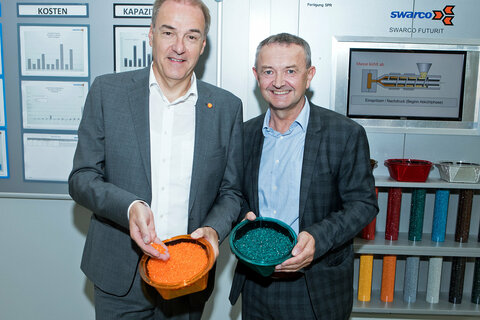 Betriebsleiter (Head of Operations) Ing. Artur Schubert (r.) erklärte Wirtschaftslandesrat Dr. Leonhard Schneemann (l.) den Betrieb in Neutal.