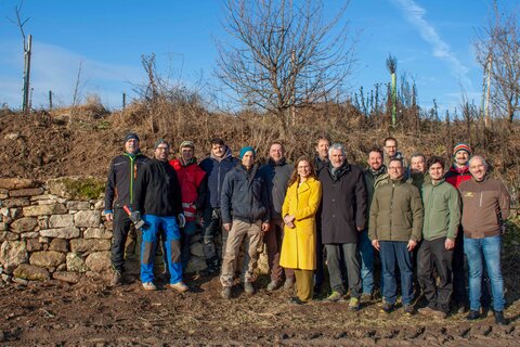 22 bis 25 Tonnen Sandstein wurden insgesamt verbaut. Das Verladen der Steine und das Vorbereiten der Baustelle hat einen Tag gedauert, das Mauern selbst drei Tage. Im Bild von links: Manfred Karner, Gabriel Erhard, Herbert Triebaumer, Samuel Triebaumer, Gerhard Triebaumer, Günter Triebaumer, LH-Stv.in Anja Haider-Wallner, Harald Tremmel, Gerold Stagl, Markus Fischl, Georg Seiler, Hubert Weidenbacher, Robert Gassner, Johannes Nehrer, Markus Hammer und Michael Dobrovits