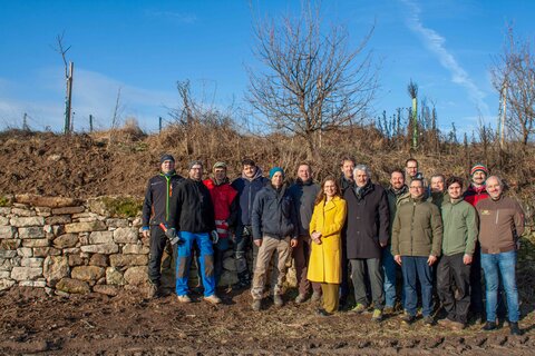 22 bis 25 Tonnen Sandstein wurden insgesamt verbaut. Das Verladen der Steine und das Vorbereiten der Baustelle hat einen Tag gedauert, das Mauern selbst drei Tage. Im Bild von links: Manfred Karner, Gabriel Erhard, Herbert Triebaumer, Samuel Triebaumer, Gerhard Triebaumer, Günter Triebaumer, LH-Stv.in Anja Haider-Wallner, Harald Tremmel, Gerold Stagl, Markus Fischl, Georg Seiler, Hubert Weidenbacher, Robert Gassner, Johannes Nehrer, Markus Hammer und Michael Dobrovits