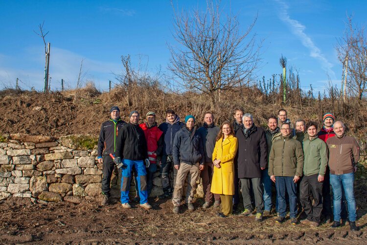 22 bis 25 Tonnen Sandstein wurden insgesamt verbaut. Das Verladen der Steine und das Vorbereiten der Baustelle hat einen Tag gedauert, das Mauern selbst drei Tage. Im Bild von links: Manfred Karner, Gabriel Erhard, Herbert Triebaumer, Samuel Triebaumer, Gerhard Triebaumer, Günter Triebaumer, LH-Stv.in Anja Haider-Wallner, Harald Tremmel, Gerold Stagl, Markus Fischl, Georg Seiler, Hubert Weidenbacher, Robert Gassner, Johannes Nehrer, Markus Hammer und Michael Dobrovits