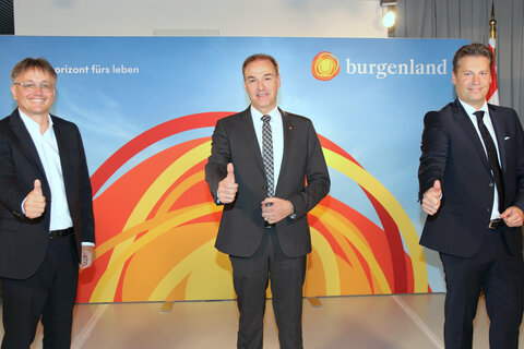 Wirtschaftslandesrat Leonhard Schneemann informierte über die Umwandlung der WiBuG in die Wirtschaftsagentur Burgenland und präsentierte Michael Gerbavsits (li.), der gemeinsam ab 1. Jänner 2021 gemeinsam mit Harald Zagiczek (re.) deren Geschäftsleitung bilden wird.