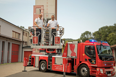 Landesfeuerwehrkommandant OBR Ing. Josef Kropf und Landesrat Mag. Heinrich Dorner (v.l.) besichtigten das neue Schmuckstück im Landesfeuerwehrkommando Burgenland.