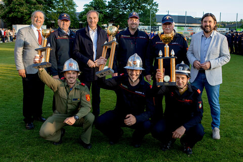 Bezirkshauptmann Wirklicher Hofrat Mag. Peter Bubik, Bezirksfeuerwehrkommandant Oberbrandrat (OBR) Wolfgang Kinelly, Landesrat Dr. Leonhard Schneemann, Bürgermeister Marc Hoppel (Grafenschachen), Bezirksfeuerwehrkomandant-Stellvertreter Brandrat (BR) Adolf Lehner und Landtagsabgeordneter Hans Unger (hinten v.l.) gratulierten den Vertretern der Zeitschnellsten Bewerbsgruppen (vorne v.l.: 3. Grafenschachen, 1. Jabing und 2. Baumgarten).