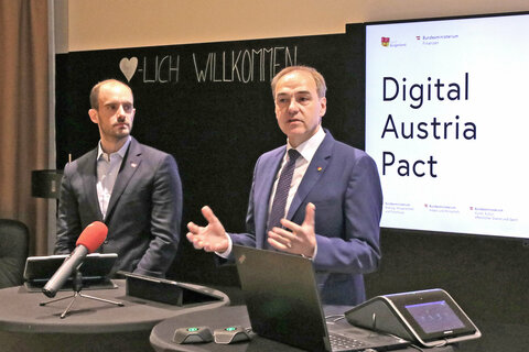 Landesrat Dr. Leonhard Schneemann und Digitalisierungs-Staatssekretär Florian Tursky, MSc. MBA unterzeichneten „Digital Austria Pact“ zwischen Bund und Land Burgenland zur Steigerung digitaler Kompetenzen und informierten im Rahmen einer Pressekonferenz im Hotel Galàntha in Eisenstadt über Ziele und den weiteren Fahrplan der Digitalisierungsoffensive