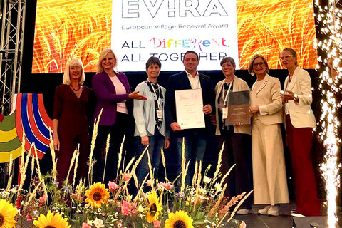 Der Dorftreff in Weingraben ist bei den European Village Renewal Awards 2026 in Kostelní Lhota in Tschechien mit dem Europäischen Dorferneuerungspreis ausgezeichnet worden.