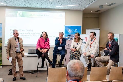 Panel Runde (von links nach rechts): Prof. Mag. Thomas Malloth, Selma Arapovic, Georg Niedermühlbichler, LH-Stellvertreterin Anja Haider-Wallner, Wolfgang Schwetz und Mag. Hans Jörg Ulreich