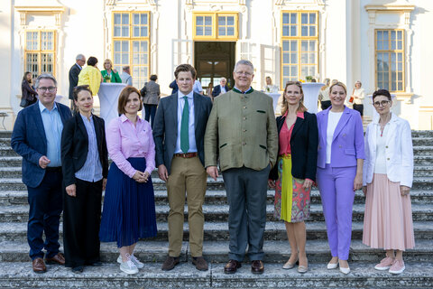 Landesrätin Daniela Winkler mit dem Team bei der Präsentation im Schloss Halbturn.