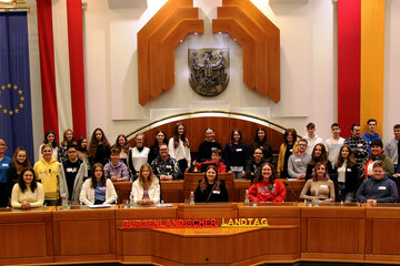 Die Schülerinnen und Schüler des zweisprachigen Gymnasiums Oberwart bekamen von Landtagspräsidentin Verena Dunst und Landeshauptmann-Stellvertreterin Mag.a Astrid Eisenkopf eine Einführung in die Arbeit des Landtages.