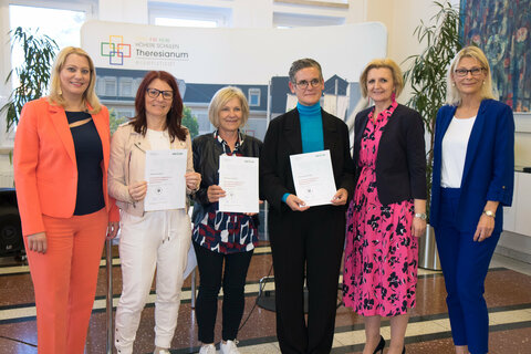 Landesrätin Mag.a (FH) Daniela Winkler wHRin Mag.a Sandra Steiner, Stv. Bildungsdirektorin und Leiterin des Präsidialbereichs der Bildungsdirektion Burgenland und ÖKOLOG-Burgenland-Koordinatorin Mag.a Petra Mayer mit den Vertreterinnen jener ÖKOLOG-Schulen, die seit zehn Jahren bei diesem Schulnetzwerk dabei sind.