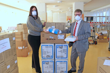 Landeshauptmannstellvertreterin Astrid Eisenkopf übergibt Schutzausrüstung für niedergelassene Ärzte an Ärztekammerpräsident Michael Lang