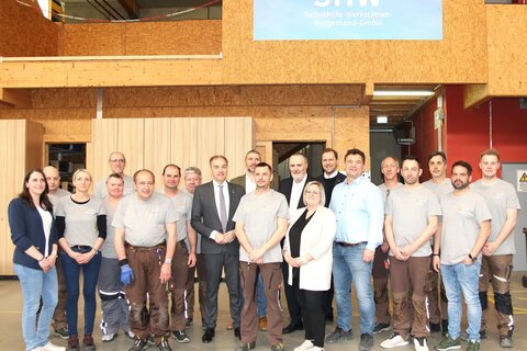 Landeshauptmann Hans Peter Doskozil, Soziallandesrat Leonhard Schneemann und Geza Petrakovits, Geschäftsführer der SHW mit den Mitarbeiterinnen und Mitarbeitern der Selbsthilfewerkstätte.