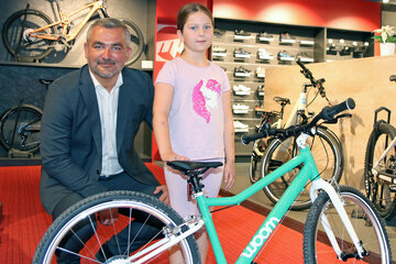 Sportlandesrat Heinrich Dorner übergab Iris Weissenbäck ihr neues Fahrrad