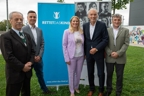Mag. Karl Semlitsch, Präsident von Rettet das Kind Österreich mit Mario Zagler, Fachbereichsleiter Berufliche Integration bei Rettet das Kind Burgenland, Landesrätin Mag.a (FH) Daniela Winkler, Mag. Nikolaus Wachter, Leiter Sozialministeriumservice – Landesstelle Burgenland und Mag. Walter Pazlhart, Generalsekretär von Rettet das Kind Österreich, vor dem E-Cube in Eisenstadt anlässlich von zehn Jahre Jugendcoaching