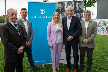Mag. Karl Semlitsch, Präsident von Rettet das Kind Österreich mit Mario Zagler, Fachbereichsleiter Berufliche Integration bei Rettet das Kind Burgenland, Landesrätin Mag.a (FH) Daniela Winkler, Mag. Nikolaus Wachter, Leiter Sozialministeriumservice – Landesstelle Burgenland und Mag. Walter Pazlhart, Generalsekretär von Rettet das Kind Österreich, vor dem E-Cube in Eisenstadt anlässlich von zehn Jahre Jugendcoaching