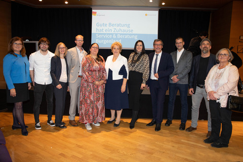 Landesamtsdirektor-Stv.in WHR Mag.a Maria Stubits, MBA, MSc, Michael Samer, Mag.a Angela Gruber, Simon Kirschner, fachliche Leiterin Dr.in Michaela Puhr, Landtagspräsidentin a.D. LAbg. Verena Dunst, Landeshauptmann-Stv.in Mag.a Astrid Eisenkopf, Hauptreferatsleiter Otto Kropf, Mag. (FH) Clemens Mitterlehner, Geschäftsführer des Dachverbands der Schuldenberatungen in Österreich, Albert Chmelar und die ehemalige Leiterin der Servicestelle Mag.a Gabriele Perusich