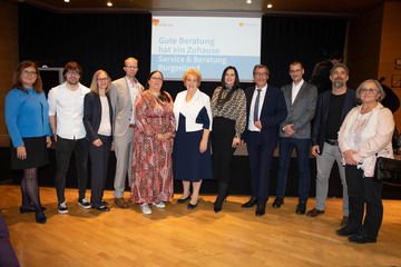 Landesamtsdirektor-Stv.in WHR Mag.a Maria Stubits, MBA, MSc, Michael Samer, Mag.a Angela Gruber, Simon Kirschner, fachliche Leiterin Dr.in Michaela Puhr, Landtagspräsidentin a.D. LAbg. Verena Dunst, Landeshauptmann-Stv.in Mag.a Astrid Eisenkopf, Hauptreferatsleiter Otto Kropf, Mag. (FH) Clemens Mitterlehner, Geschäftsführer des Dachverbands der Schuldenberatungen in Österreich, Albert Chmelar und die ehemalige Leiterin der Servicestelle Mag.a Gabriele Perusich