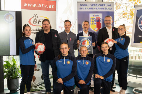 Landesrat Heinrich Dorner (stehend, 2.v.r.), BFV Präsident Georg Pangl (3.v.r.), Joachim Steiner, Sportlicher Leiter der BFV Frauen-Akademie (4.v.r.), Christian Marth, Obmann FC Südburgenland (5.v.r.), mit Sportlerinnen der BFV Frauen-Akademie