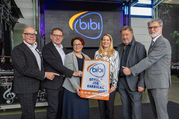 Bildungslandesrätin Daniela Winkler (3.v.r.) mit Oberwarts Bürgermeister Georg Rosner, Landesholding Burgenland-Geschäftsführer Gerald Goger, Wirtschaftskammer-Regionalstellenobfrau Tanja Stöckl, Bildungsdirektor Alfred Lehner und Messeleiter Markus Tuider (v.l.) im Zuge der Eröffnung der Bildungs- und Berufsinformationsmesse für Schule, Job und Karriere in Oberwart.