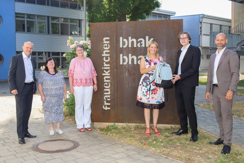 Bildungsdirektor Mag. Heinz Josef Zitz, Klassenvorständin OStR. Mag.a Maria Szigeti, OStRin Mag.a Brigitte Peck, Sprachenkoordinatorin an der BHAK/BHAS Frauenkirchen, Mag.a (FH) Daniela Winkler, Felix Koppi und Direktor Mag. Hannes Schmid
