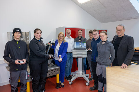 Landesrätin Daniela Winkler besuchte die Landesberufsschule in Pinkafeld und wurde von Direktor Wilhelm Pfeifer bei einem Rundgang durch die Schule begleitet.