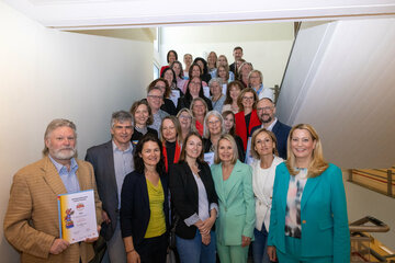 Bildungslandesrätin Daniela Winkler mit den Vertreterinnen und Vertretern der ausgezeichneten Schulen.