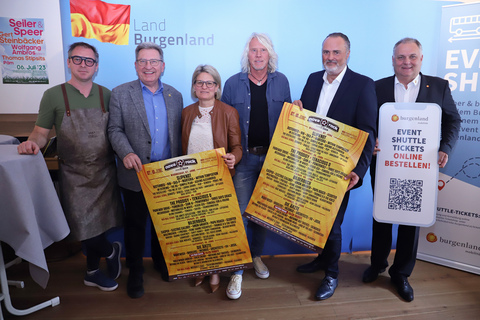 Haubenkoch Max Stiegl aus Purbach, Bürgermeister Gerhard Zapfl (Nickelsdorf), Bezirkshauptfrau Ulrike Zschech (Bezirk Neusiedl am See), Intendant Ewald Tatar (Nova Rock Festival) Landeshauptmann Hans Peter Doskozil und Geschäftsführer Wolfgang Werderits (Verkehrsbetriebe Burgenland GmbH) (v.l.) bei der Präsentation des heurigen Nova Rock Festivals 2023.