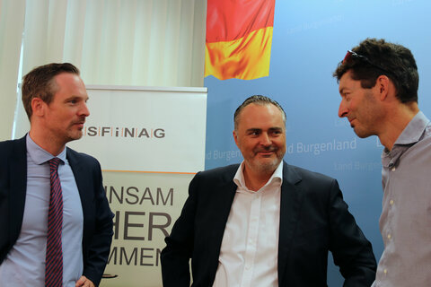 ASFINAG-Vorstandsdirektor Hartwig Hufnagl, Landeshauptmann Hans Peter Doskozil und Andreas Kollwentz von der Bürgerinitiative Großhöflein im Gespräch.