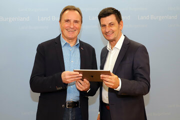 Helmut Bieler (Vorsitzender Bgld. Landesseniorenbeirat) mit Soziallandesrat Christian Illedits.