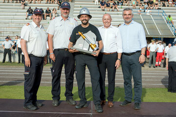 Landesrat Mag. Heinrich Dorner (r.), Landesfeuerwehrkommandant-Stellvertreter LBDS Martin Reidl, Landesfeuerwehrkommandant LBD Ing. Franz Kropf und Oberwarts Bürgermeister Georg Rosner (v.l.) überreichten dem Vertreter der Freiwilligen Feuerwehr Zillingtal (Mitte) die Wandertrophäe des Floriani-Cups.