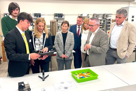 Landesrätin Daniela Winkler, HTBLA-Direktor Thomas Schober, Schulqualitätsmanager Werner Zwickl, Schulqualitätsmanagerin Michaela Seidl, Karin Wagner, Leiterin der Bildungsregion Süd, und Franz Bock, Leiter der Bildungsdirektion Nord zeigten sich gemeinsam mit den Abteilungsleitern von den Präsentationen der Schülerinnen und Schüler am Tag der offenen Tür in der HTBLA Eisenstadt beeindruckt.