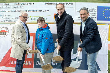 vamos-Obmann Mag. Gerhard Kuich, Sandra Glatz, Landesrat Dr. Leonhard Schneemann und vamos-Geschäftsführer Rene Höfer, MBA (v.l.) beim Spatenstich für den Zu- und Umbau in Markt Allhau.