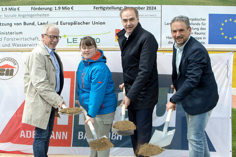 vamos-Obmann Mag. Gerhard Kuich, Sandra Glatz, Landesrat Dr. Leonhard Schneemann und vamos-Geschäftsführer Rene Höfer, MBA (v.l.) beim Spatenstich für den Zu- und Umbau in Markt Allhau.
