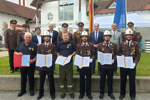 Im Rahmen der Feier wurden langjährige Mitglieder der FF Jabing geehrt