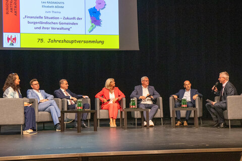 Gemeindevertreterverband-Präsident Erich Trummer, Landesrat Dr. Leonhard Schneemann, Städtebund-Vorsitzende Landtagsabgeordnete Elisabeth Böhm, der Bürgermeister der Gastgebergemeinde, Landtagsabgeordneter Mag. Thomas Steiner, Gemeindebund-Präsident Leo Radakovits und Landesobmann Peter Pohl bei der Podiumsdiskussion, die von Neusiedls Amtsleiterin Judith Siber-Reiner im Rahmen der 75. Jahreshauptversammlung des Fachverbandes der Amtfrauen und Amtmänner geleitet wurde.