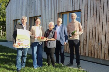 Walter Temmel, Obmann Südburgenland Plus, LH-Stv.in Anja Haider-Wallner, Brigitte Gerger (Verein Wieseninitiative), Andreas Grandits (Bürgerneister Stinatz und Obmann Verein Wieseninitiative) und Jan Östmann (Verein Wieseninitiative).